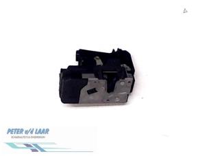 Begagnade Dörrlåsmekanism, 4-dörrars, vänster fram Opel Vivaro 2.5 CDTI 16V Pris € 50,00 Marginaltabell erbjuds av Autodemontage van de Laar