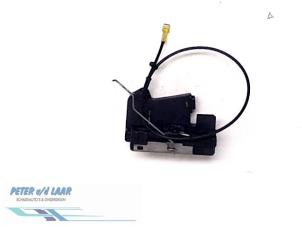 Begagnade Dörrlåsmekanism, 4-dörrars, vänster fram Renault Trafic New (JL) 2.0 dCi 16V 90 Pris € 50,00 Marginaltabell erbjuds av Autodemontage van de Laar