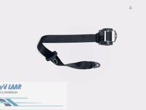 Begagnade Bakre säkerhetsbälte, mitten Mercedes A (W169) 2.0 A-180 CDI 16V Pris € 50,00 Marginaltabell erbjuds av Autodemontage van de Laar