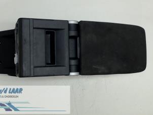 Gebruikte Armleuning Opel Signum (F48) 2.2 DTI 16V Prijs € 150,00 Margeregeling aangeboden door Autodemontage van de Laar