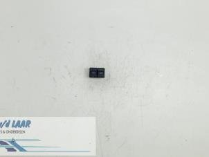 Gebruikte Stoelverwarmings Schakelaar Ford Mondeo III 1.8 16V Prijs € 20,00 Margeregeling aangeboden door Autodemontage van de Laar