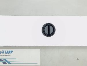 Gebruikte Schakelaar Koplamp Ihv Renault Kangoo (KC) 1.9 dTi Prijs € 10,00 Margeregeling aangeboden door Autodemontage van de Laar