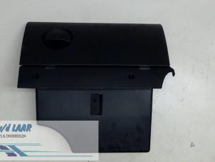 Begagnade Handskfack Opel Corsa C (F08/68) 1.0 12V Pris € 20,00 Marginaltabell erbjuds av Autodemontage van de Laar