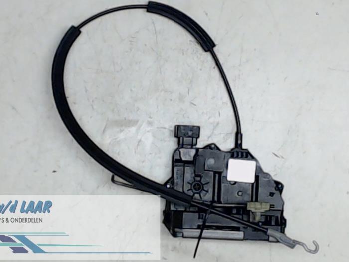 Dörrlåsmekanism, 2-dörrars, höger från en Opel Corsa 2007