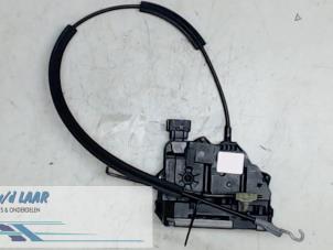 Begagnade Dörrlåsmekanism, 2-dörrars, höger Opel Corsa Pris € 50,00 Marginaltabell erbjuds av Autodemontage van de Laar