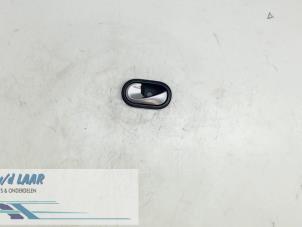 Begagnade Handtag Renault Megane II Grandtour (KM) 1.6 16V Pris € 30,00 Marginaltabell erbjuds av Autodemontage van de Laar