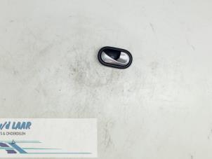 Begagnade Handtag Renault Megane II Grandtour (KM) 1.6 16V Pris € 20,00 Marginaltabell erbjuds av Autodemontage van de Laar