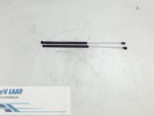 Begagnade Set med gasfjädrar, motorhuv Renault Laguna II Grandtour (KG) 1.8 16V Pris € 30,00 Marginaltabell erbjuds av Autodemontage van de Laar