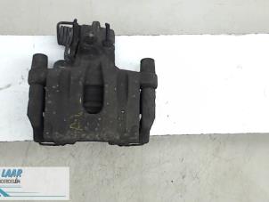 Begagnade Bakre bromsok, vänster Renault Laguna II Grandtour (KG) 2.0 16V Pris € 50,00 Marginaltabell erbjuds av Autodemontage van de Laar