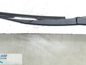 Gebruikte Ruitenwisserarm achter Renault Grand Scénic III (JZ) 1.6 16V Bifuel Prijs € 30,00 Margeregeling aangeboden door Autodemontage van de Laar