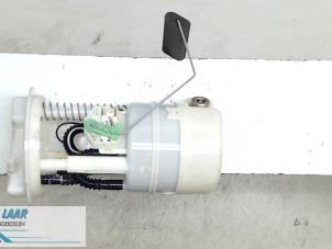 Gebruikte Benzinepomp Renault Clio III (BR/CR) 2.0 16V Prijs € 50,00 Margeregeling aangeboden door Autodemontage van de Laar