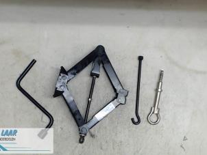 Używane Dzwignik Peugeot 407 SW (6E) 2.0 HDiF 16V Cena € 35,00 Procedura marży oferowane przez Autodemontage van de Laar