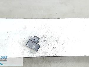 Begagnade Brytare, eldrivna fönster Renault Koleos I 2.5 16V 4x4 Pris € 15,00 Marginaltabell erbjuds av Autodemontage van de Laar