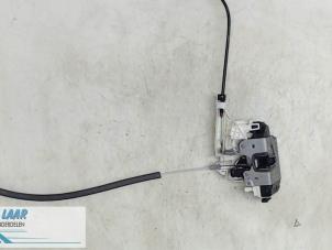 Begagnade Dörrlåsmekanism, 4-dörrars, vänster fram Mercedes Sprinter 3,5t (906.63) 313 CDI 16V Pris € 50,00 Marginaltabell erbjuds av Autodemontage van de Laar