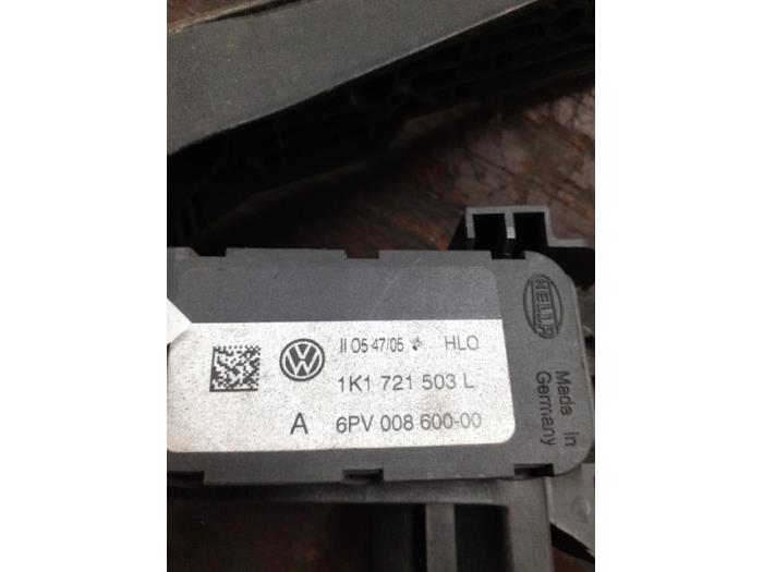 Gaspedal från en Volkswagen Passat Variant (3C5) 2.0 TDI 140 2006