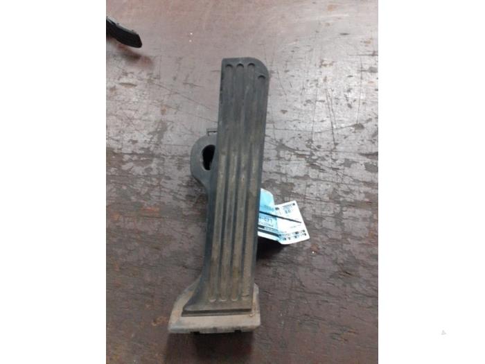 Gaspedal från en Volkswagen Passat Variant (3C5) 2.0 TDI 140 2006