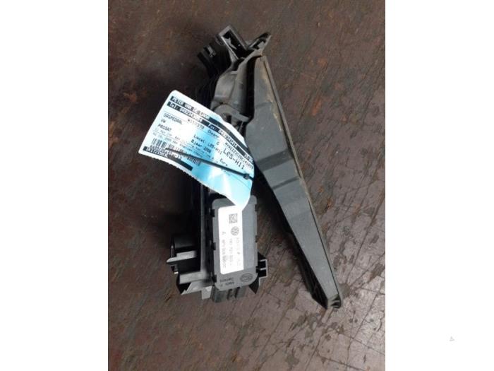 Gaspedal från en Volkswagen Passat Variant (3C5) 2.0 TDI 140 2006