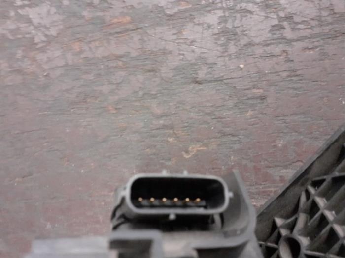 Gaspedal från en Volkswagen Passat Variant (3C5) 2.0 TDI 140 2006