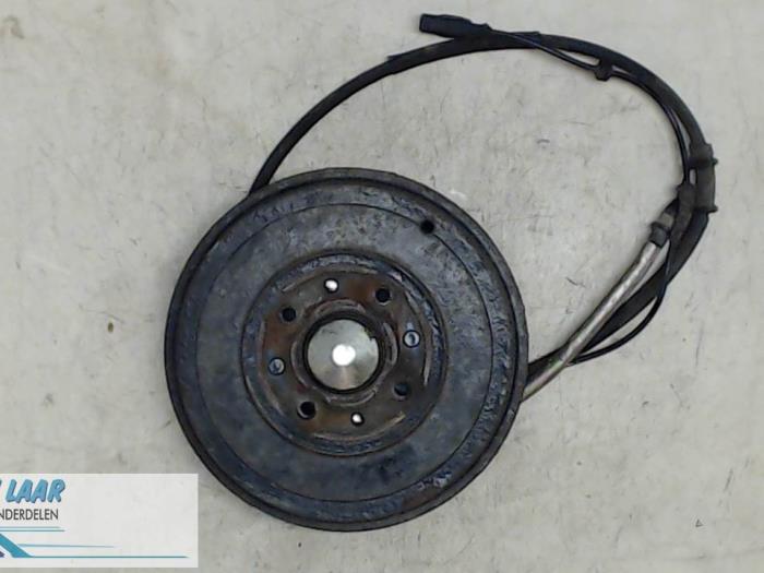 Wielnaaf achter van een Opel Corsa D 1.4 16V Twinport 2011