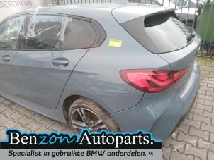 Begagnade Bakre sida, vänster BMW 1 serie (F40) 118i 1.5 TwinPower 12V Pris på förfrågan erbjuds av Benzon Autodemontage