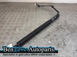 Begagnade Gasfjäder, höger bak BMW X5 (F15) M50d 3.0 24V Pris € 151,25 Inklusive moms erbjuds av Benzon Autodemontage