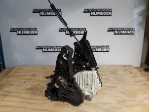 Begagnade Dörrlåsmekanism, 4-dörrars, höger fram Mercedes B (W245) 2.0 B-180 CDI 16V Pris på förfrågan erbjuds av Autodemontage Nijmegen