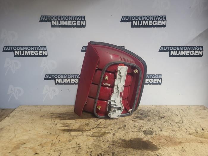 Achterlicht links van een Skoda Fabia (6Y2) 1.2 2002