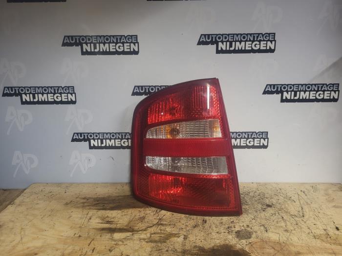 Achterlicht links van een Skoda Fabia (6Y2) 1.2 2002