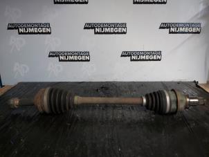 Begagnade Drivaxel, vänster fram Daihatsu Cuore (L251/271/276) 1.0 12V DVVT Pris på förfrågan erbjuds av Autodemontage Nijmegen