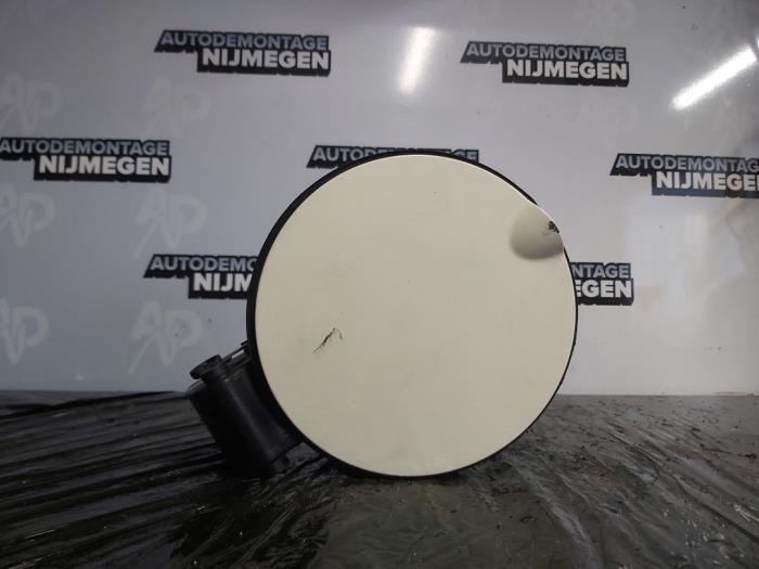 Tanklucka från en MINI Mini (R56) 1.6 One D 16V 2010