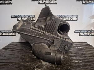 Begagnade Luftfilterhus Renault Clio III Estate/Grandtour (KR) 1.2 16V TCE 100 Pris på förfrågan erbjuds av Autodemontage Nijmegen