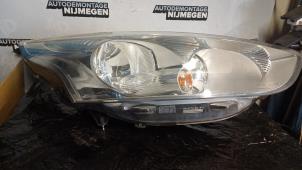 Używane Reflektor prawy Ford B-Max (JK8) 1.0 EcoBoost 12V 100 Cena na żądanie oferowane przez Autodemontage Nijmegen