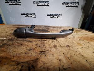 Begagnade Dörrhandtag, 4-dörrars, vänster bak Mercedes A (W169) 1.5 A-160 Pris på förfrågan erbjuds av Autodemontage Nijmegen