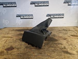 Używane Pokrywa dzwigni zmiany biegów Hyundai i20 (GBB) 1.2i 16V Cena na żądanie oferowane przez Autodemontage Nijmegen