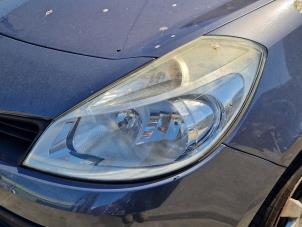 Gebruikte Koplamp links Renault Clio III (BR/CR) 1.2 16V 75 Prijs op aanvraag aangeboden door Autodemontage Nijmegen