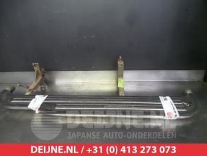 Gebruikte Treeplank links Toyota Land Cruiser (J12) 3.0 D-4D 16V Prijs op aanvraag aangeboden door V.Deijne Jap.Auto-onderdelen BV