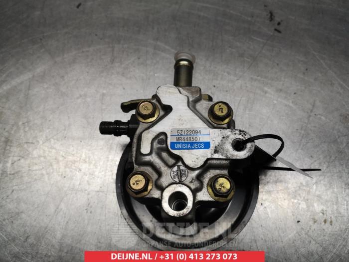 Servostyrningspump från en Mitsubishi Pajero Sport (K7/9) 2.5 TD GLS 2006