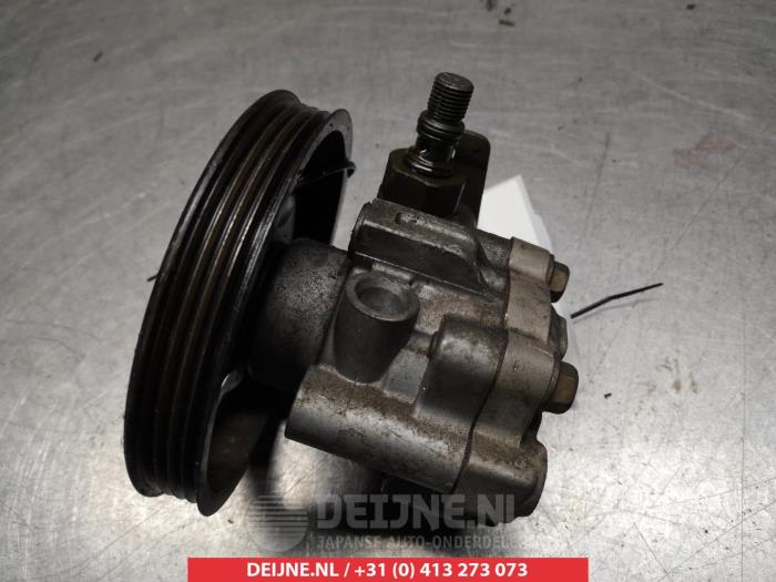 Servostyrningspump från en Mitsubishi Pajero Sport (K7/9) 2.5 TD GLS 2006