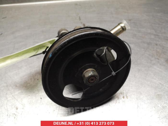 Servostyrningspump från en Mitsubishi Pajero Sport (K7/9) 2.5 TD GLS 2006