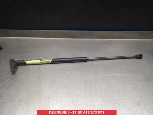 Begagnade Gasfjäder, vänster bak Mitsubishi Space Star (A0) 1.0 12V Pris på förfrågan erbjuds av V.Deijne Jap.Auto-onderdelen BV