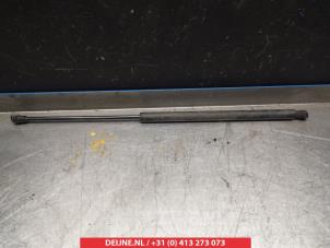 Begagnade Gasfjäder, vänster bak Mitsubishi Space Star (A0) 1.0 12V Pris på förfrågan erbjuds av V.Deijne Jap.Auto-onderdelen BV