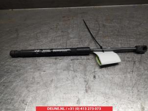 Gebruikte Gasdemper Motorkap rechts Hyundai i40 CW (VFC) 1.7 CRDi 16V Prijs op aanvraag aangeboden door V.Deijne Jap.Auto-onderdelen BV