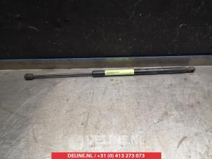 Begagnade Gasfjäder, vänster bak Hyundai Matrix 1.6 16V Pris € 20,00 Marginaltabell erbjuds av V.Deijne Jap.Auto-onderdelen BV