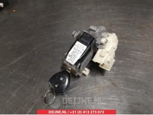 Begagnade Tändningslås + nyckel Toyota RAV4 (A3) 2.2 D-4D 16V 4x4 Pris € 100,00 Marginaltabell erbjuds av V.Deijne Jap.Auto-onderdelen BV