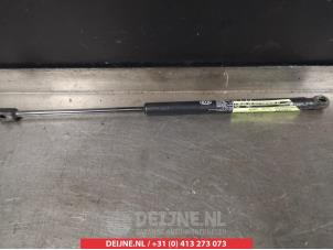 Begagnade Gasfjäder, vänster bak Kia Soul I (AM) 1.6 CVVT 16V Pris € 20,00 Marginaltabell erbjuds av V.Deijne Jap.Auto-onderdelen BV