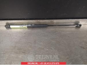 Gebruikte Kofferdekseldemper rechts-achter Kia Soul I (AM) 1.6 CVVT 16V Prijs € 20,00 Margeregeling aangeboden door V.Deijne Jap.Auto-onderdelen BV