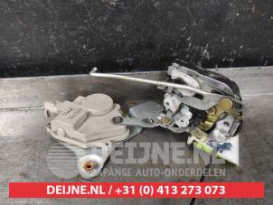 Używane Mechanizm blokady drzwi prawych przednich wersja 4-drzwiowa Daihatsu YRV (M2) 1.3 16V DVVT Cena € 25,00 Procedura marży oferowane przez V.Deijne Jap.Auto-onderdelen BV