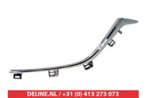 Nya Stripe, grill Mazda 3. Pris € 44,32 Inklusive moms erbjuds av V.Deijne Jap.Auto-onderdelen BV
