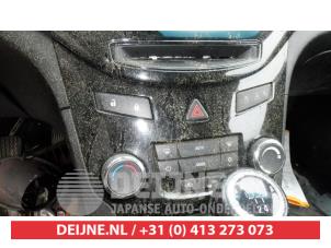 Gebruikte Kachel Bedieningspaneel Chevrolet Orlando (YYM/YYW) 1.8 16V VVT Prijs € 75,00 Margeregeling aangeboden door V.Deijne Jap.Auto-onderdelen BV