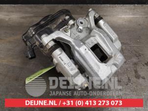 Gebruikte Remklauw (Tang) links-achter Toyota RAV4 (A5) 2.5 Hybrid 16V AWD Prijs € 250,00 Margeregeling aangeboden door V.Deijne Jap.Auto-onderdelen BV